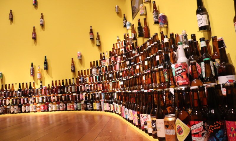 Amsterdamse bieren aan de bierwand in het Amsterdam Museum